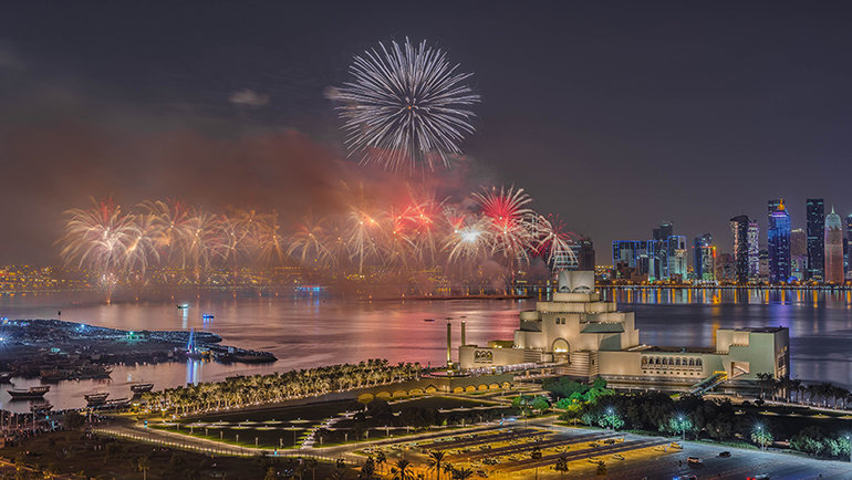 화려한 불꽃놀이가 멋지게 펼쳐지는 카타르 도심 사진